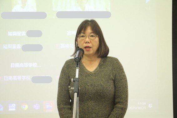 閉講式で挨拶をする戸ヶ﨑泰子教育学部長