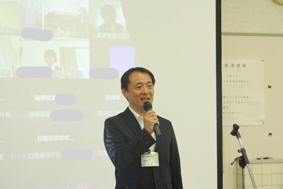 閉講式で挨拶をする宮崎南高等学校の大峯清広教頭