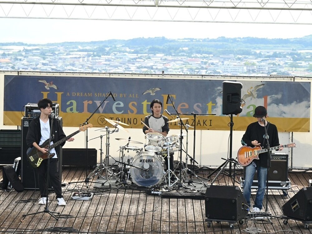 軽音部あきかんのステージ演奏