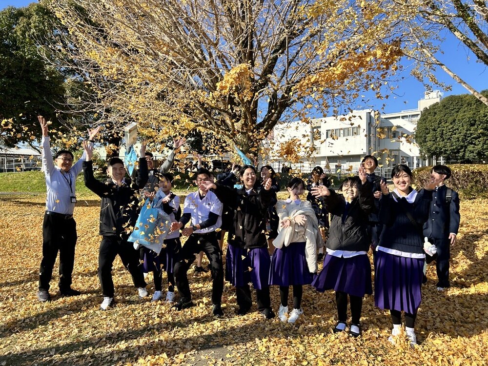 カセサート大学附属高校及び宮崎北高校生徒集合写真
