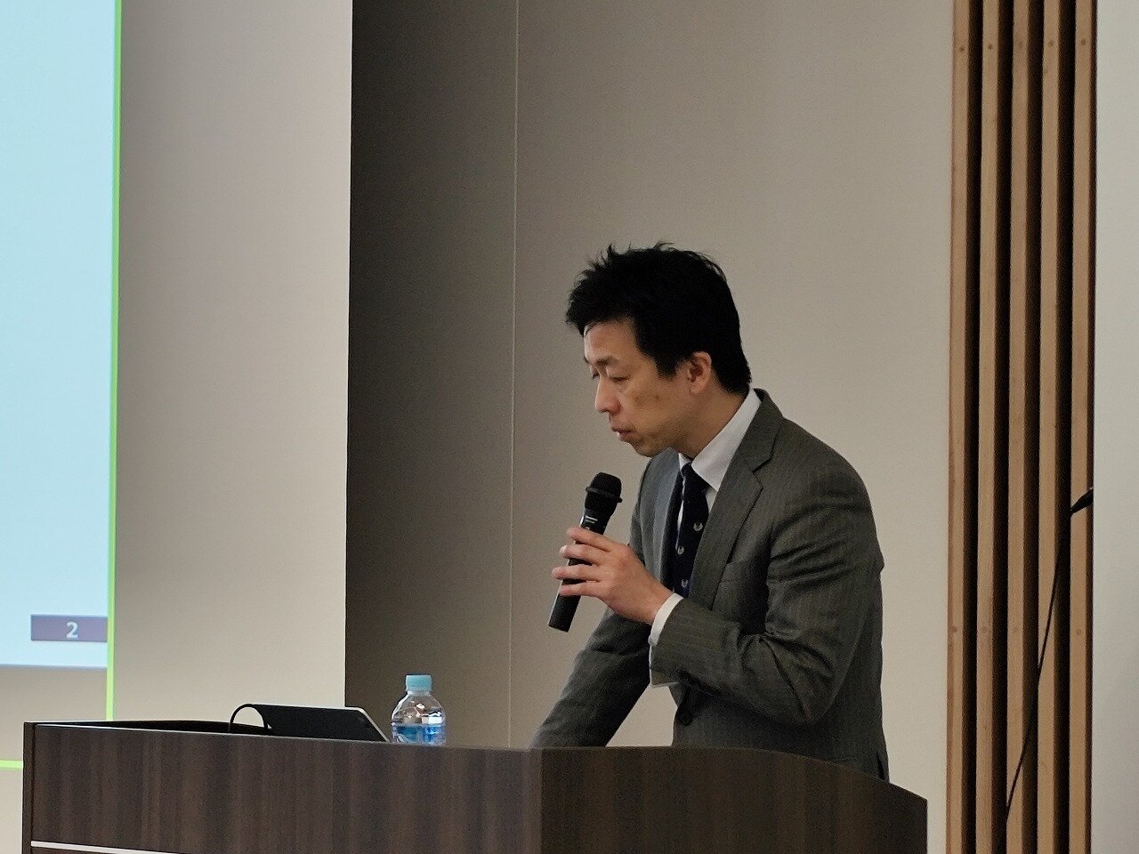 講演する文部科学省中安氏