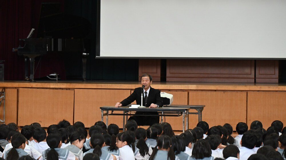 いとし子の慰霊碑のことを語る山下さん