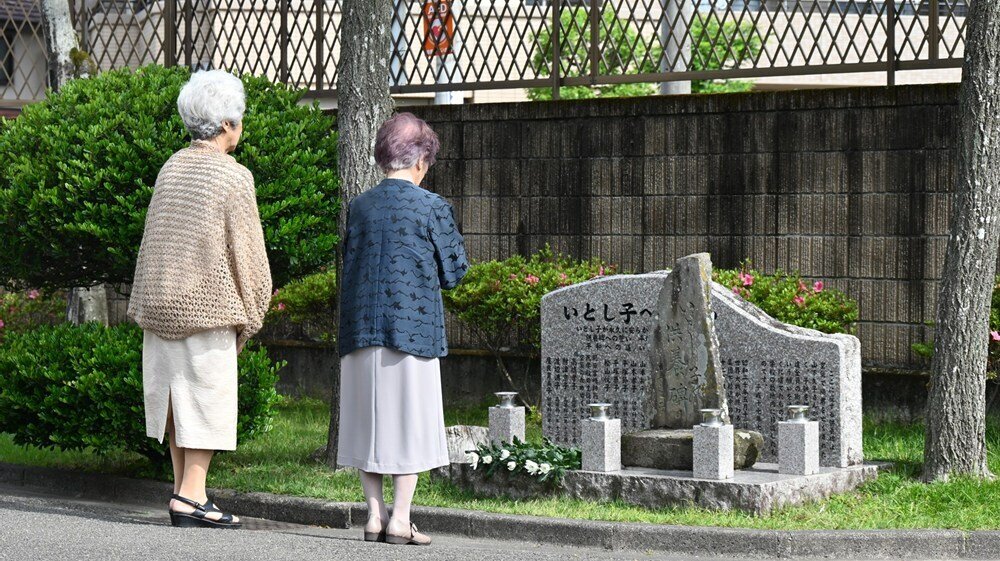 慰霊碑に向かって祈りを捧げる遺族の方