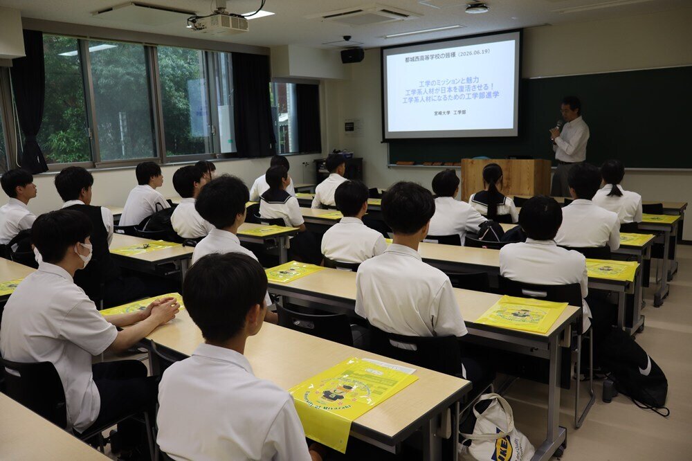 工学部の紹介をする田村教授