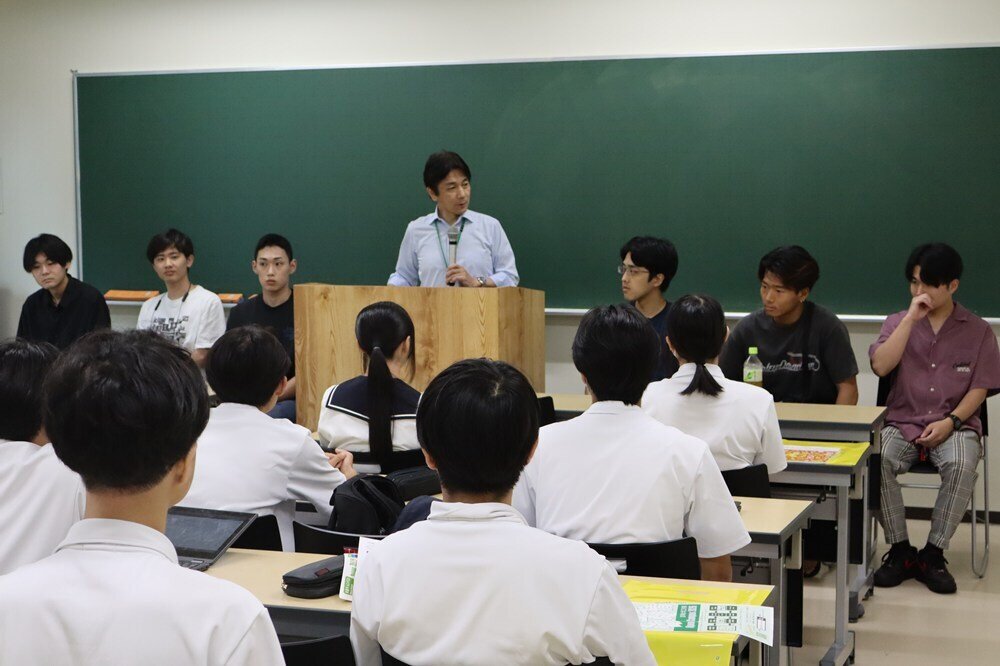 生徒の質問に答える大学生