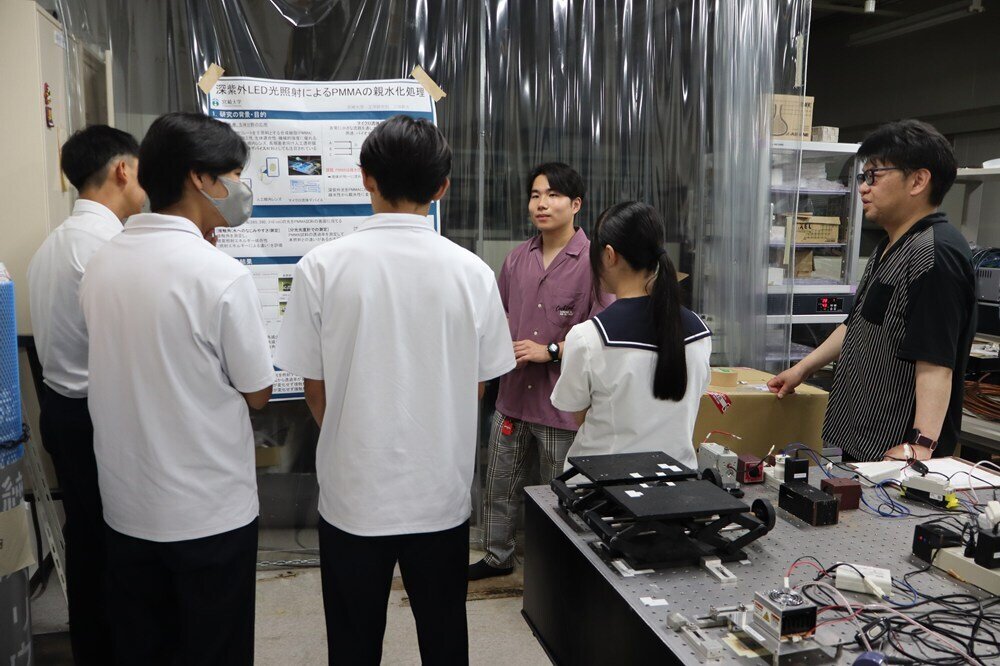 研究室見学の様子１