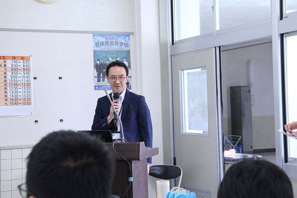 高校生に講義をする宮崎大学教育学部の境泉洋教授