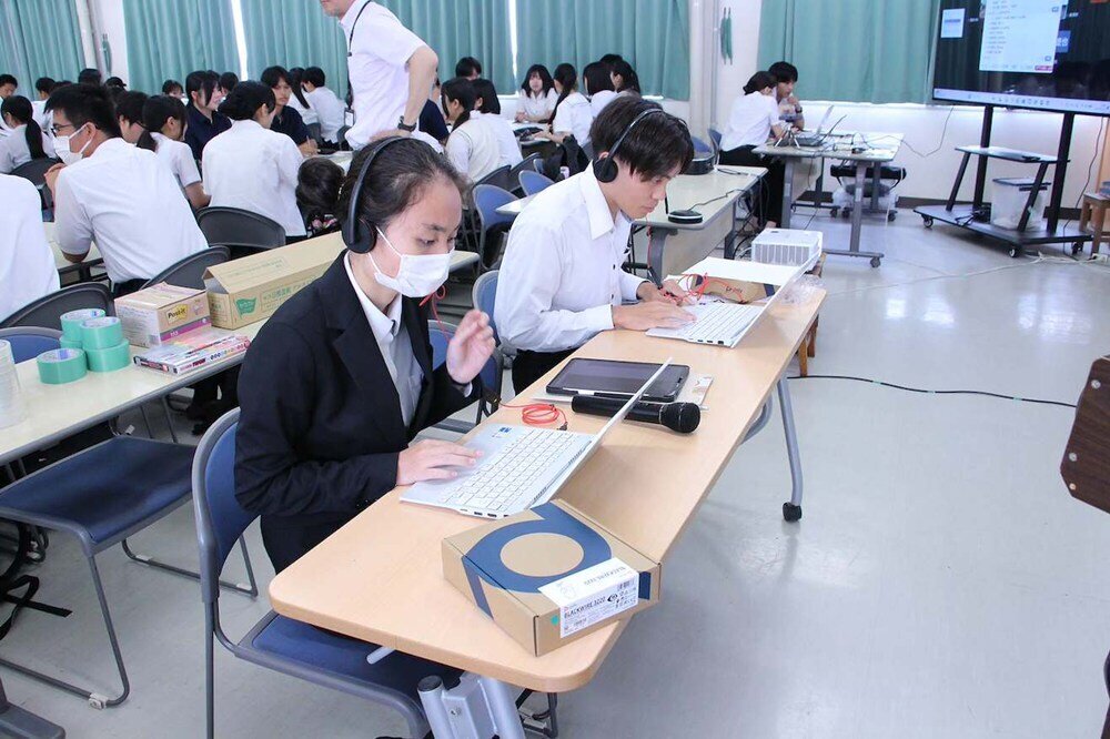 オンライングループをサポートする学生
