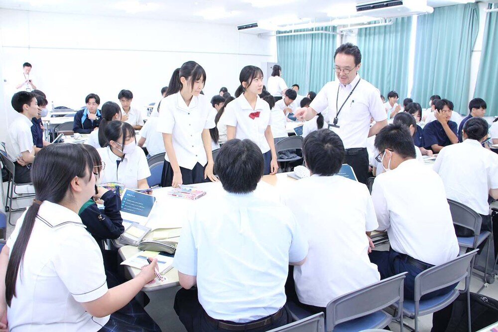 ワークショップで高校生にアドバイスをする境泉洋教授