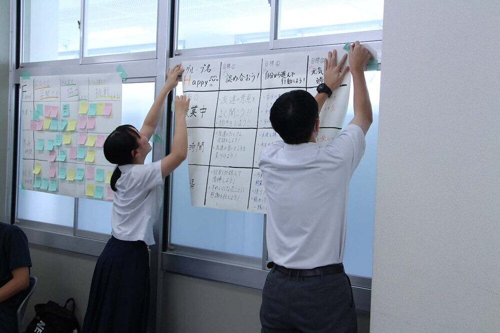 発表の準備をする高校生