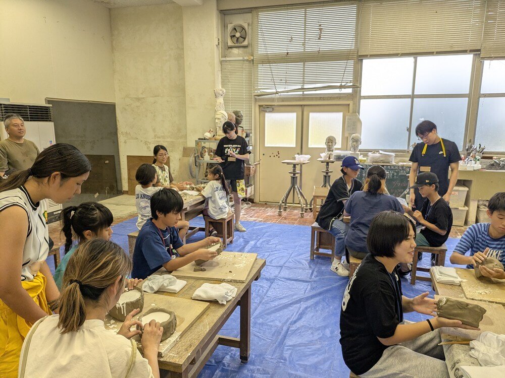教育学部ミニ実験講座（石膏を使った造形活動）の様子
