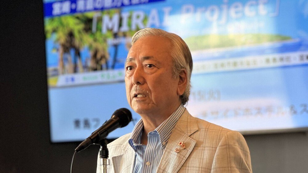 挨拶をする前村幸夫社長