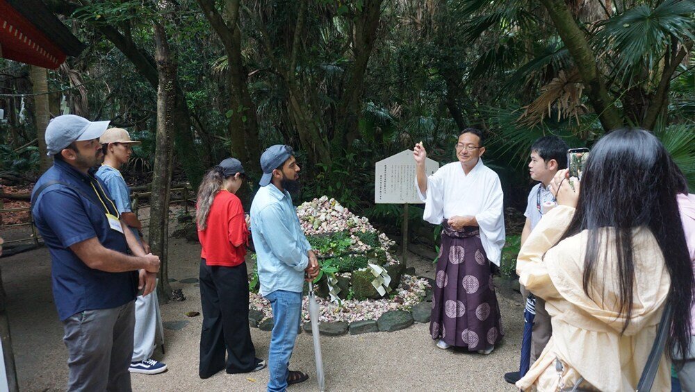 青島神社にて歴史や参拝方法などについて説明する長友宮司
