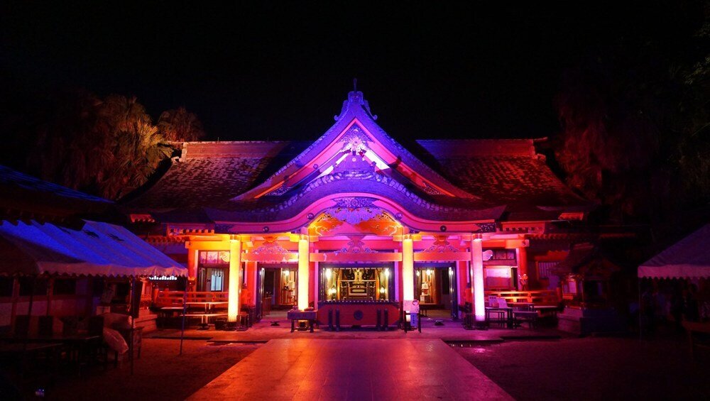ライトアップされた青島神社境内