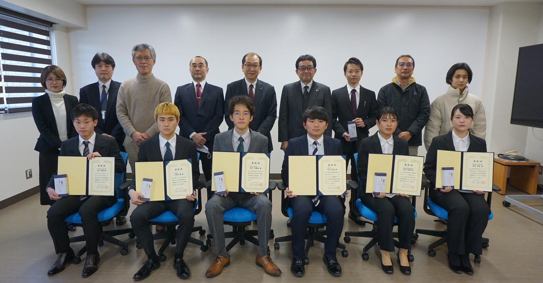 令和4年度宮崎大学学生農学特別賞(地域貢献部門)の表彰式を実施|宮崎大学 令和4年度宮崎大学学生農学特別賞(地域貢献部門)の表彰式を実施|宮崎大学